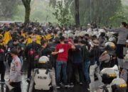 Supian HK Kekeuh Tak Keluar. Bentrok Kembali Terjadi di #SaveKPK Jilid III