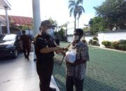 Kejari HSU Bagikan Paket Sembako di Hari Bhakti Adhyaksa