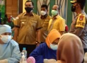 Ratusan Warga Padati Gedung Bina Satria Untuk Terima Vaksin Covid-19