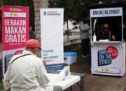 Sesama Movement Bagikan Makanan Gratis Dengan Konsep “Bar Jalanan”