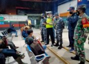 TNI AL - LANAL Banjarmasin Laksanakan Pendisplinan PPKM di Areal Pelabuhan Trisakti 28 TNI AL – LANAL Banjarmasin Laksanakan Pendisplinan PPKM di Areal Pelabuhan Trisakti