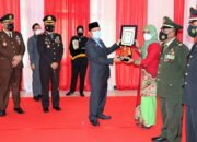 Hadiri HUT Bhayangkara ke 75Bupati serahkan penghargaan ke Pelaku Penanganan Covid 19 di Tapin