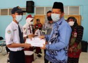 Bupati Tapin Serahkan Beasiswa untuk Siswa Siswi Tidak Mampu