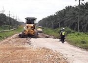 Rusaknya Jalan Raya Desa Tarjun Dikeluhkan Warga