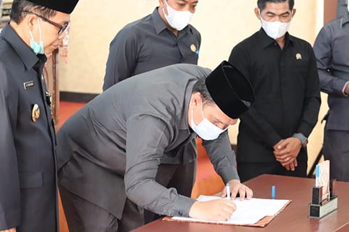 Wabup Hadiri Paripurna Persetujuan Tiga Buah Raperda 1 hal 2 Bal 4 klm 1