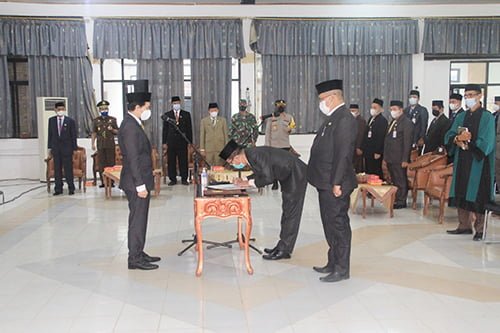 Bupati HST Lantik 11 Pejabat Eselon 2 2 hal 2 HST 2 3 klm 2