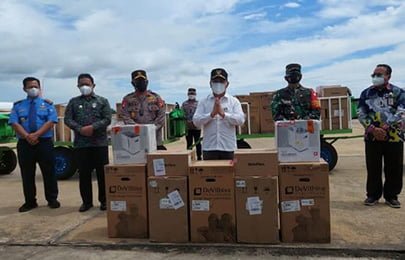 15 Kalteng 1 Gubernur bersama pejabat lainnya menerima 133 tabung oksigen