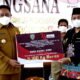 15 Kalteng 2 Wakil Gubernur H Edy Pratowo menyerahkan bantuan