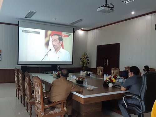 15 Kalteng 3 Wagub didampingi Kepala perangkat daeerah saat mengikuti arahan prewsiden RI