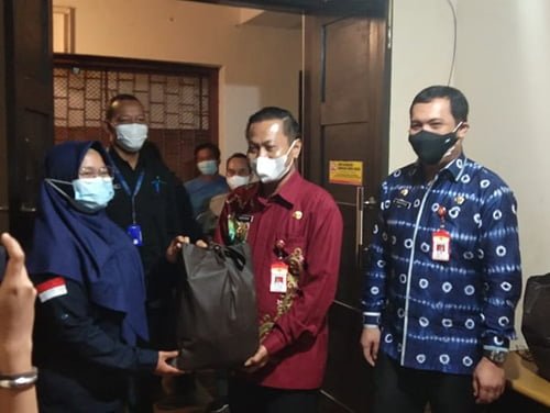 Wali Kota dan Wakil Wali Kota Banjarbaru Peduli Wartawan terdampak COVID-19 2 Hal 10 3 Klm BJB 2 Gabung 12