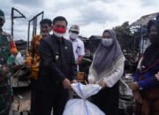 Walikota Antarkan Bantuan Bagi Korban Musibah Kebakaran di Alalak 21 Walikota Antarkan Bantuan Bagi Korban Musibah Kebakaran di Alalak