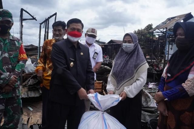 Walikota Antarkan Bantuan Bagi Korban Musibah Kebakaran di Alalak 1 Hal 9 3 Klm Kontrak Dua 4 scaled