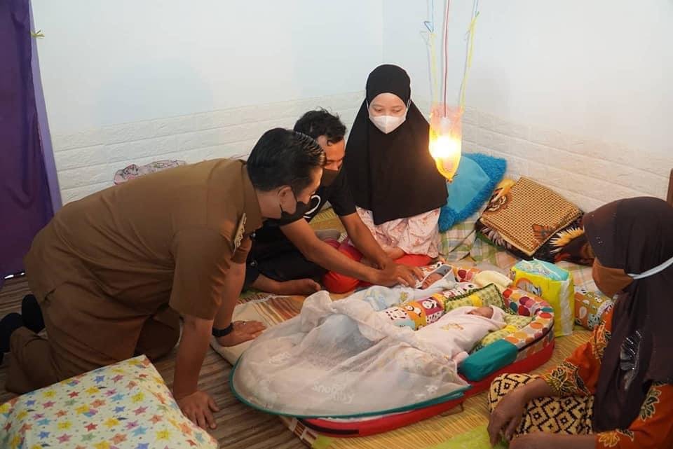 Orangtua Bayi Kembar, Yang Viral Akhirnya Bernafas Lega, Setelah Walikota Membebaskan Biaya Persalinanya 3 Hal 9 7 Klm Kontrak Dua gabung 13