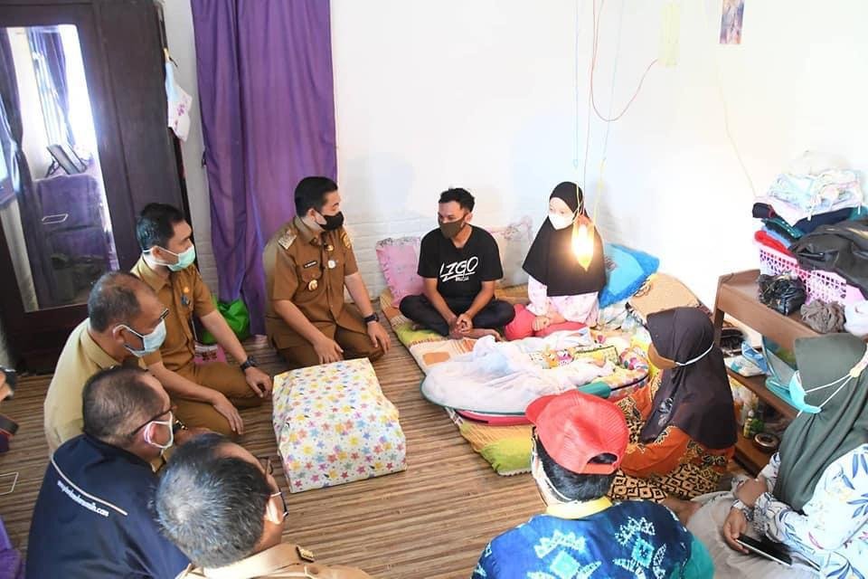 Orangtua Bayi Kembar, Yang Viral Akhirnya Bernafas Lega, Setelah Walikota Membebaskan Biaya Persalinanya 4 Hal 9 7 Klom KOntrak Satu gabung 2 dan 3