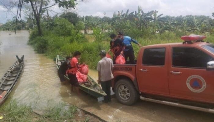 Dapur Umum Dinsos dan BPBD Bagikan Nasi Bungkus Bagi Warga Terdampak Banjir