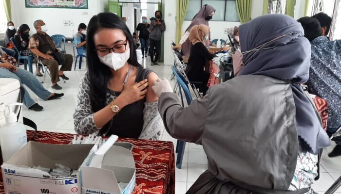 Sediakan Obat Penurun Panas Pasca Disuntik Vaksin Moderna