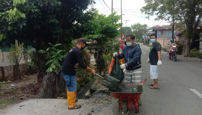 Jumat Bersih, KPA Meratus Hijau Kandangan Bersihkan Saluran Air