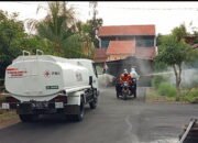 PMI Banjabaru Bagikan Masker dan Semprot Disinfektan Ramah Lingkungan