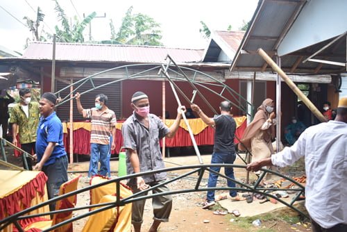 Satgas Penanganan Covid-19 Bongkar Tenda Resepsi Acara Pernikahan 1 hal 11 Tala 4 klm 2