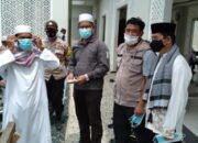 Satgas Covid-19 Beri Jamaah Sholat Jumat Masker