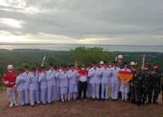 Kenalkan Objek WisataBupati Kotabaru Turunkan Merah Putih di Bukit Mamake