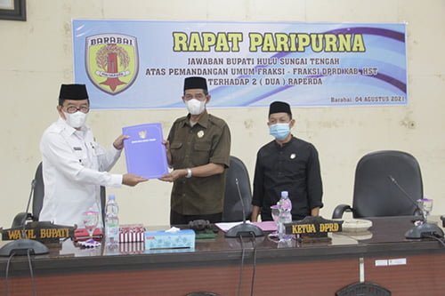 Wabup Sampaikan Jawaban Bupati atas Pandangan Umum Fraksi Fraksi DPRD Terhadap Dua Raperda 2 hal 2 HST 2 3 klm 2