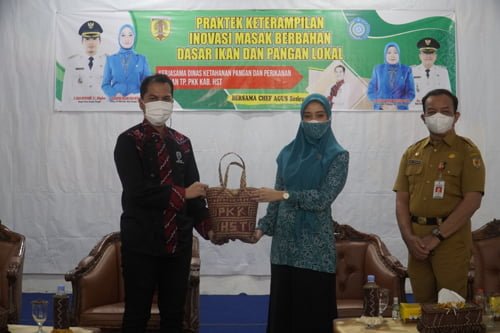 Inovasi Masak Berbahan Dasar Ikan dan Pangan Lokal 2 hal 2 HST 2 3 klm 7