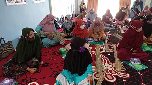 Diperindakop HSU Maksimalkan Kemampuan IKM Anyaman Purun 1 hal 2 HSU 1 3 klm