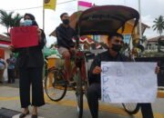 Mahasiswa Sindir Pemerintah<br>Bagikan Sembako Di Depan Kantor Dinsos 29 Mahasiswa Sindir PemerintahBagikan Sembako Di Depan Kantor Dinsos