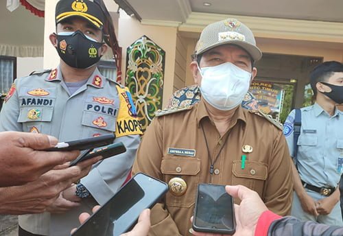 15 Bartim Bupati bartim Ampera AY Mebas didampingi Kapolres diwawancarai terkait operasi telabang