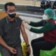 15 Battim Tenaga kesehatan sedang melaksanakan vaksinasi