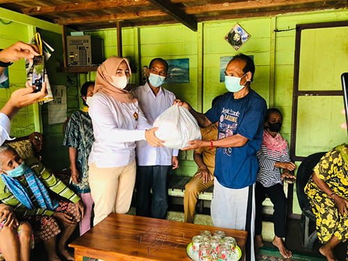 15 Katingan Anggota DPRD Katingan Endang Susilawati membagikan 2000 paket sembako