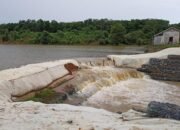 Ratusan Rumah Warga Terendam □ Waduk di Desa Banua Tengah Jebol