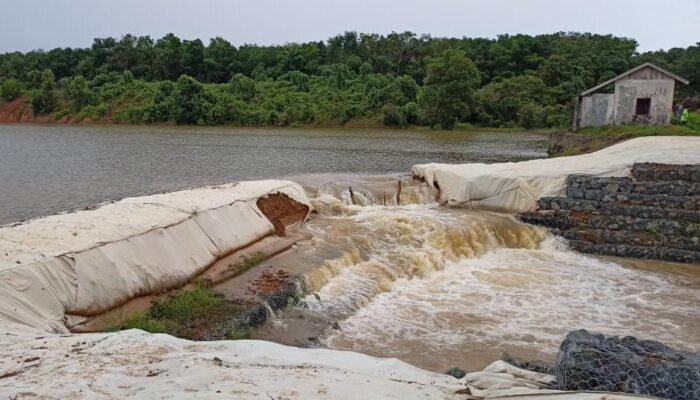Ratusan Rumah Warga Terendam □ Waduk di Desa Banua Tengah Jebol