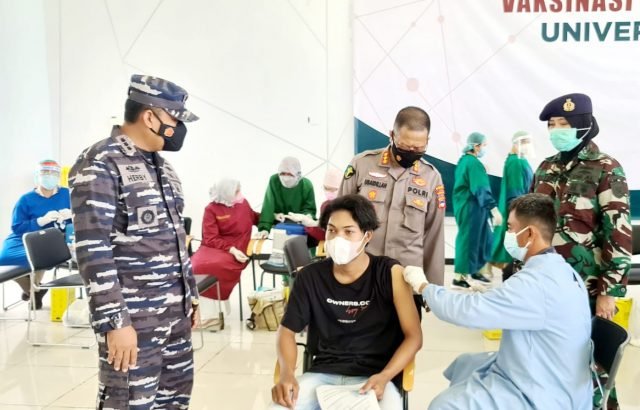 Tim Vaksinator TNI AL- LANAL Banjarmasin Gencarakan Servak Covid -19 di ULM 1 IMG 20210913 WA0022 scaled