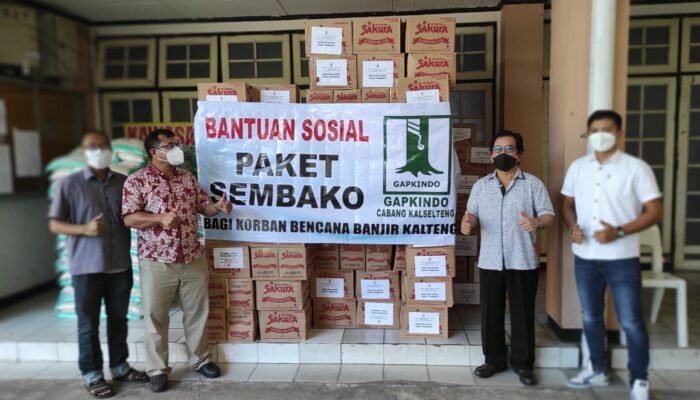 Salurkan Bantuan Banjir Kalteng Lewat Posko Gereja Katedral