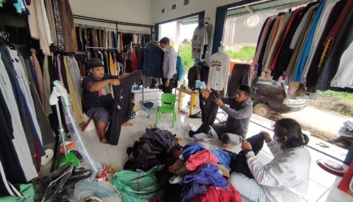 Thrift Shop Your EX Tawarkan Pakaian Bekas Import Berkualitas