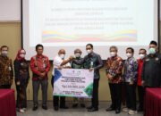 BANK Kalsel Serahkan Bantuan Banjir ke Kalteng