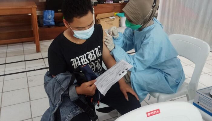 Kejar Target Vaksinasi Agar Keluar Dari Level IV