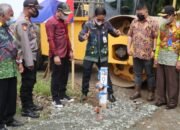 Pecahkan Kendi Tanda Pembangunan Ruas Jalan Desa Mandala
