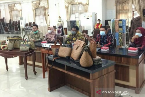 Sasirangan Berbahan Alami HSU Diminati 'Market' Jakarta 1 hal 2 HSU 4 klm 3