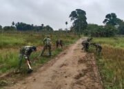 Sejumlah Anggota TNI Bersihkan Jalan Sasaran TMMD Ke-112 Kodim 1002/HST 32 Sejumlah Anggota TNI Bersihkan Jalan Sasaran TMMD Ke-112 Kodim 1002/HST