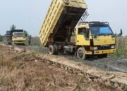 Cuaca Mendukung, Material Perbaikan Mutu Jalan TMMD di HST Terus Didatangkan 27 Cuaca Mendukung, Material Perbaikan Mutu Jalan TMMD di HST Terus Didatangkan