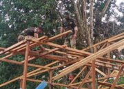 Tahap Pemasangan Kerangka Atap, Satgas TMMD Kodim HST Kebut Pengerjaan 28 Tahap Pemasangan Kerangka Atap, Satgas TMMD Kodim HST Kebut Pengerjaan