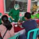 15 Bartim 1 Tenaga Kesehatan RSUD Tamiyang Layang memeriksa kesehatan warga