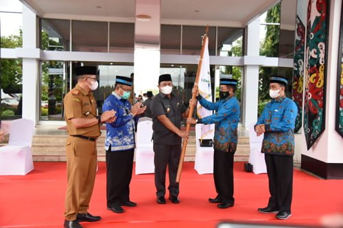 15 Kalteng 1 Wagub Kalteng H EDy Pratowo saat melepas kafilah Kalteng