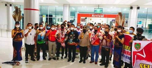 15 Kalteng 1 Wagub Kalteng bersama pejabat lainnya saat menyambut kedatangan atlet