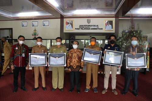 15 Kalteng 2 BKN redional VIII saat memberikan piagam penghargaan