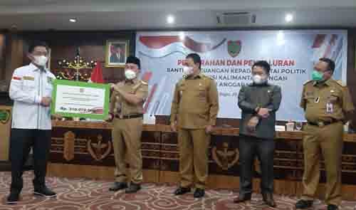 15 Kalteng HL Gubernur Kalteng H Sugianto Sabran mneyerahkan bantuan untuk parpol 1
