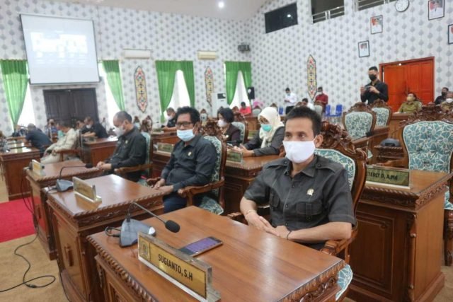 15 Katingan Anggota DPRD Katingan Sugianto saat mengikuti paripurna scaled